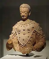 Buddha paré, vêtu du camail à trois pointes. Vallée du Ghorband. Monastère de Fondukistan, niche D. VIIe&nbsp;siècle. Terre séchée. Musée Guimet.