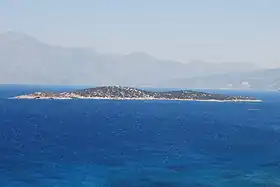 Vue sur les îles Mikronisi et Agioi Pandes