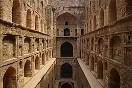 L'Agrasen ou Ugrasen ki Baoli, un bâoli remarque du XIVe&nbsp;siècle.