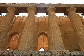 Vue des murs de la basilique romaine depuis le nord
