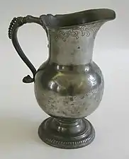 Aiguière en casque sur piédouche (1re&nbsp;moitié du XVIIIe&nbsp;siècle [?]).