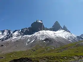 Les aiguilles d'Arves, vues depuis Albiez. De gauche à droite : l'aiguille Septentrionale, l'aiguille Centrale et l'aiguille Méridionale.
