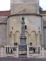 Le monument aux morts derrière l'église (décembre 2009).