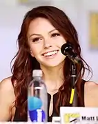 Aimee Teegarden interprète Emery Whitehill.