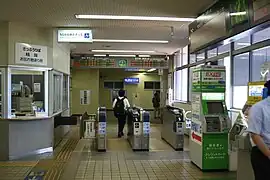 Portillon d’accès sur les quais.