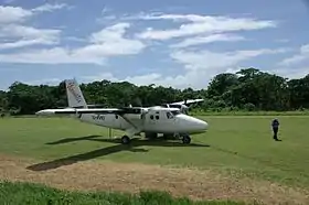 Un Twin Otter d'Air Vanuatu sur l'aérodrome en 2011.