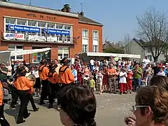 Soleil, fanfares et public en avril 2007.