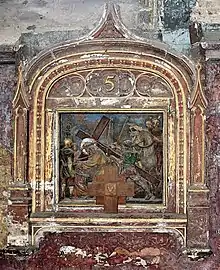 Station 5, Simon de Cyrène aide Jésus à porter sa croix.