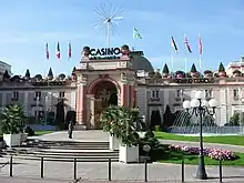 Vue sur la façade d'entrée du casino d'Aix-les-Bains.