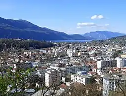 vue en couleurs sur une ville depuis un belvédère.