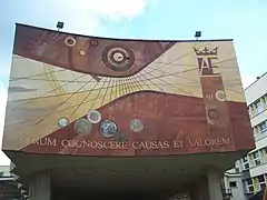 Devise sur un bâtiment de l'UEK.