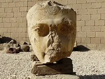 Visage de Ramsès II, dont la statue devait flanquer l'entrée du temple de Min
