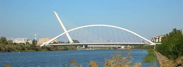 Deux des ponts sur la darse du Guadalquivir construits pour l'Expo : le pont de la Barqueta au 1er&nbsp;plan et, derrière lui, le pont de l'Alamillo.