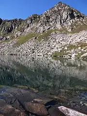 L'étang d'Alate, au pied de la face est granitique du mont Garias (2&nbsp;006&nbsp;mètres).