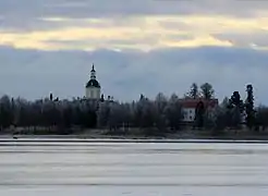 L'église vue de Suensaari.