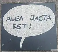 Bulle incrustée dans le trottoir.