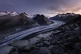 Vue du Rothorn (à gauche), avec le Sattelhorn à sa gauche, en contrebas, et de l'Olmenhorn (au centre) dominant le glacier d'Aletsch.