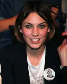 Alexa Chung interprète son propre rôle.