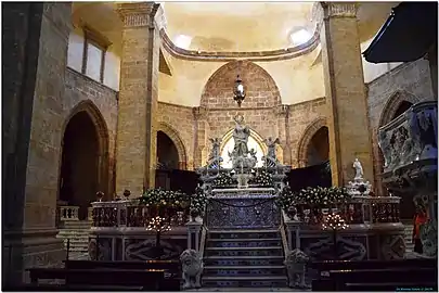 Le maître-autel et l'abside.