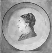 Buste d'Alix Payen en faïence par sa sœur Louise Milliet. Elle est dessinée de côté, les cheveux tressés.