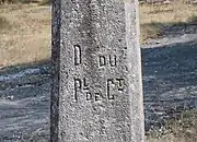 Stèle de la 6e&nbsp;station sur laquelle sont gravées les initiales du donateur D. du PL. de CT.