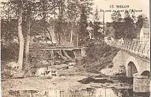L'Almont et le pont éponyme à Melun au début du 20e siècle. Les rails du tramway sont légèrement visibles sur le pont ainsi que l'octroi de Bellevue au fond à droite.