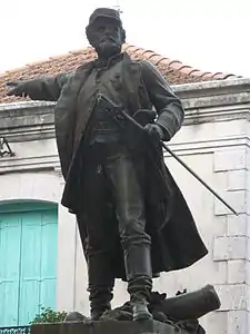 Monument au colonel Bourras (1892, détail), Pompignan, place de la Mairie.