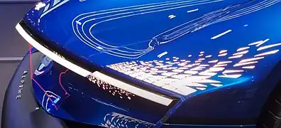 Feu avant d'une voiture bleue.