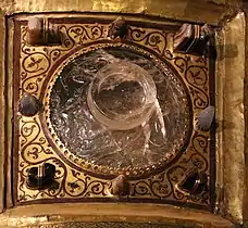 Coupe en cristal avec figurines d'échiquier (milieu droite)