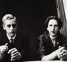 Photo en noir et blanc d'un garçon blond avec une femme âgée aux cheveux bouclés.