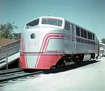 Filets interrompus, tablier rouge.