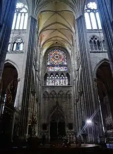 Cathédrale d'Amiens – transept avec nef (à droite, 1220–1236, gothique classique) et chœur (à gauche, 1236–1269, gothique rayonnant).