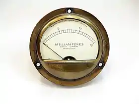 Un ancien ampèremètre mesurant des courants électriques jusqu'à 15 mA.