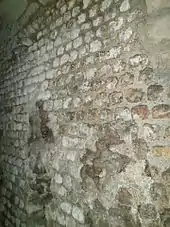 Vue d'un mur en petits moellons réguliers. Légende détaillée ci-dessous.