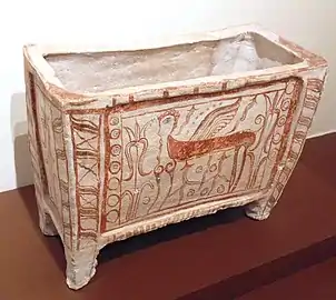 Larnax mycénien réprésentant une sphinge. Tanagra, XIIIe siècle av. J.-C..