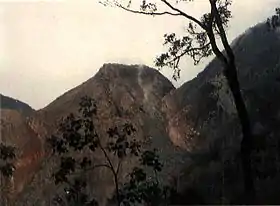Le "Gunung Ranakah" (altitude : 2&nbsp;350&nbsp;mètres) est un volcan de type volcan gris. Il se caractérise comme étant un dôme de lave.