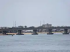 Vue de loin du pont.