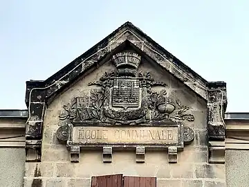 Fronton de l'ancienne école communale de Saint-Médard, orné du blason de Mont-de-Marsan