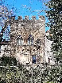 Maison crénelée, présentant deux baies géminées à remplages