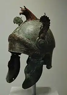 Un casque attique de cérémonie typique trouvé dans de nombreuses tombes samnites, vers 300 av. J.-C.