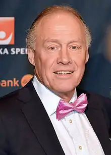 Portrait-photo de Hedberg en costume et nœud papillon