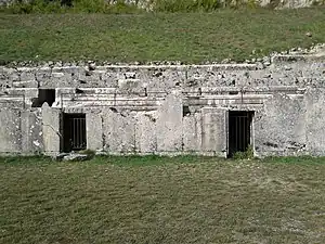 Les entrées des tunnels vues depuis l'arène.