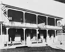 hôtel à droite, rez-de-chaussée