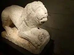 Lion-gardien à l'entrée d'un monument funéraire (calcaire, IIe&nbsp;siècle).