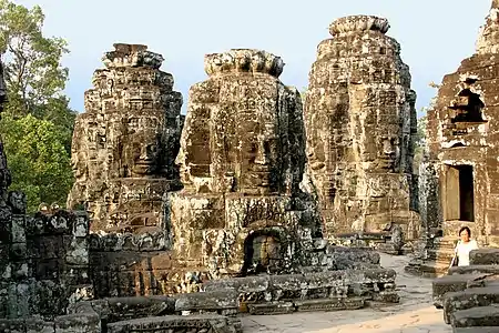 Les tours à visages seraient en rapports avec les « Brahma toujours jeunes » qui transmettent l'enseignement du Bouddha à toutes les divinités