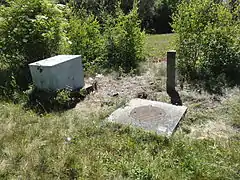 Le puits no&nbsp;6, et son exutoire de grisou, apparemment dégradé.