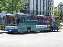 Photographie en couleurs d’un autobus avec une découpe spécifique pour la Fête du lac.
