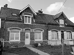 Des habitations groupées par deux.