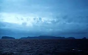 Vue des îles des Antipodes (Île des Antipodes au centre, Île Bollons à g.)