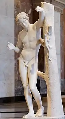 Apollon Sauroctone. Marbre de Paros, Ier&nbsp;siècle EC, d'après un original de Praxitèle, v. 350. H. 1,49 m, sans la plinthe. Louvre